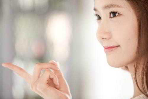 YoonA_1386553443_20131208_yoona_contacts