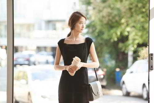YoonA_1386553444_20131208_yoona_contacts3
