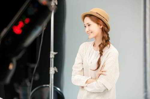 YoonA_1386553446_20131208_yoona_contacts4
