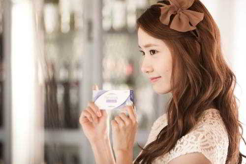 YoonA_1386553448_20131208_yoona_contacts5