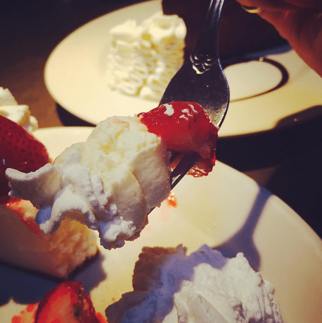 Soyu Cheese Cake'inden 1 dilim alırken