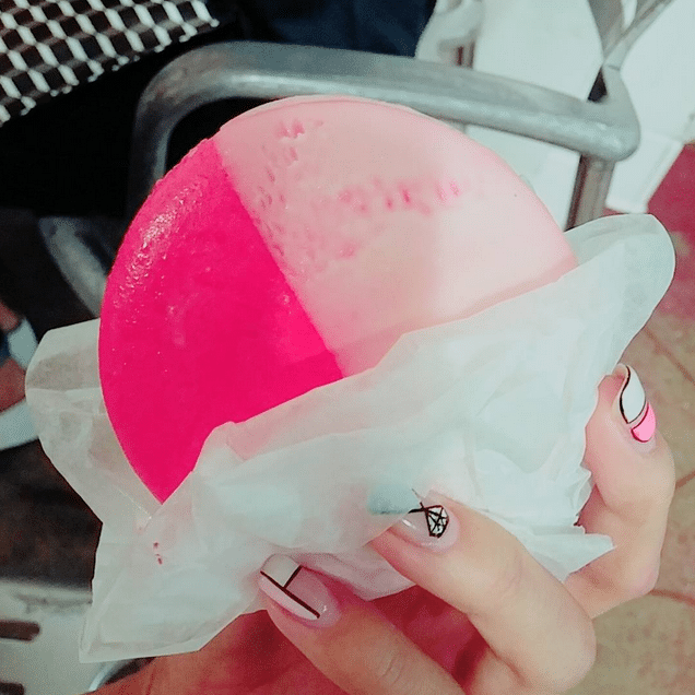 bora ve çilekli dondurması