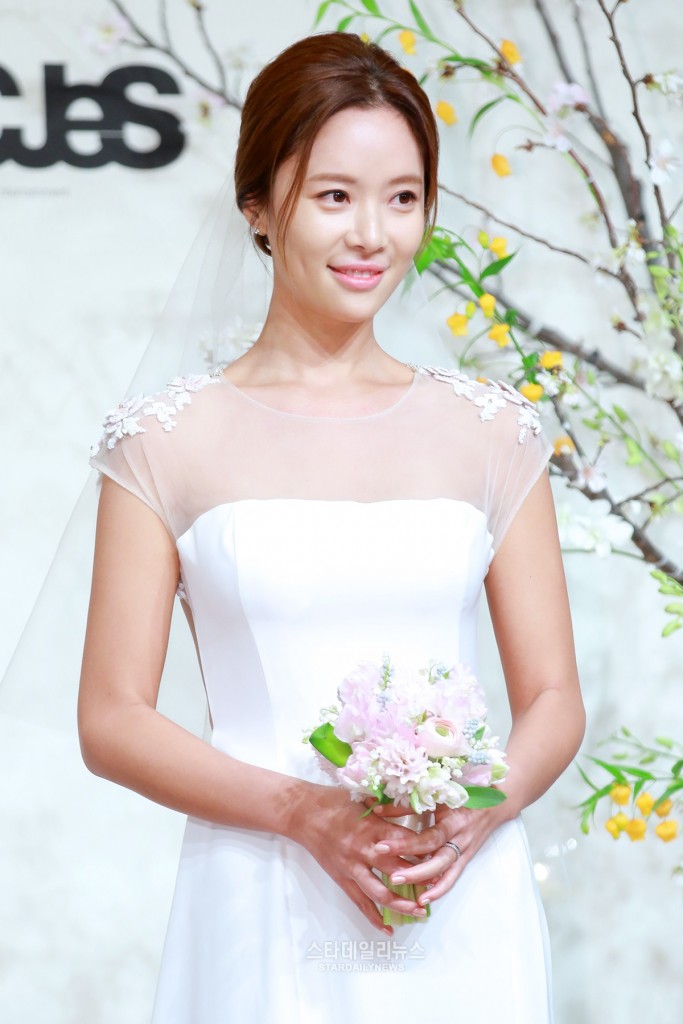 Hwang-Jun-Eum-wedding-star-daily-news-21