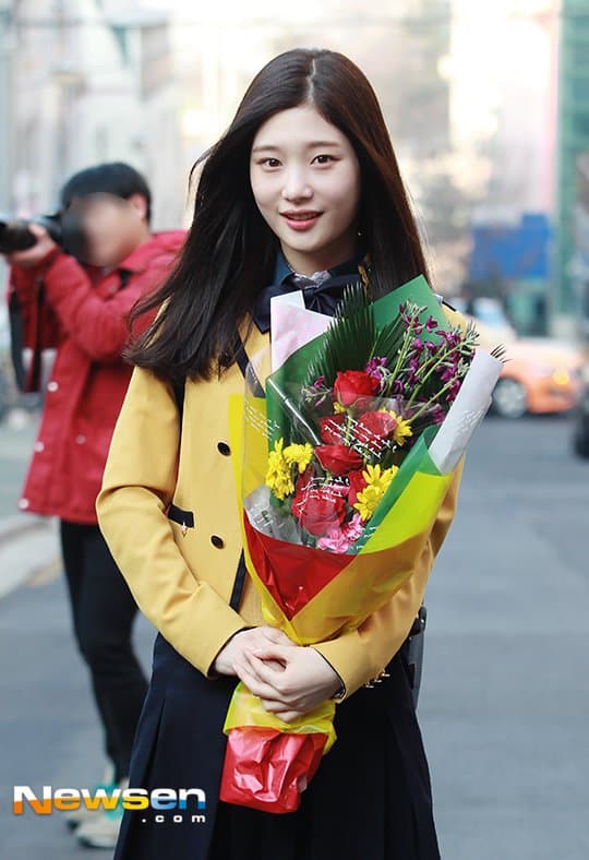 jung-chae-yeon-graduating-high-school-yearbook-photos.jpg.pagespeed.ce.NmRh8I2LHy
