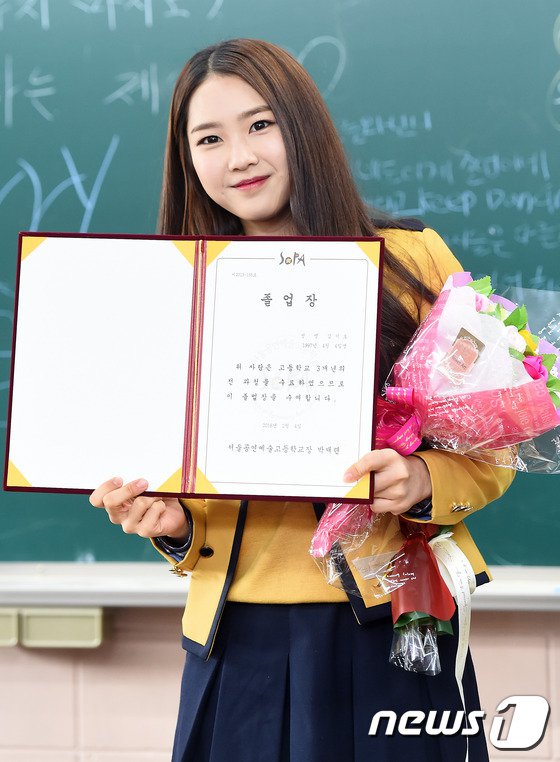 oh-my-girl-jiho-graduating-high-school-yearbook-photos.jpg.pagespeed.ce.DipkPPYeBP