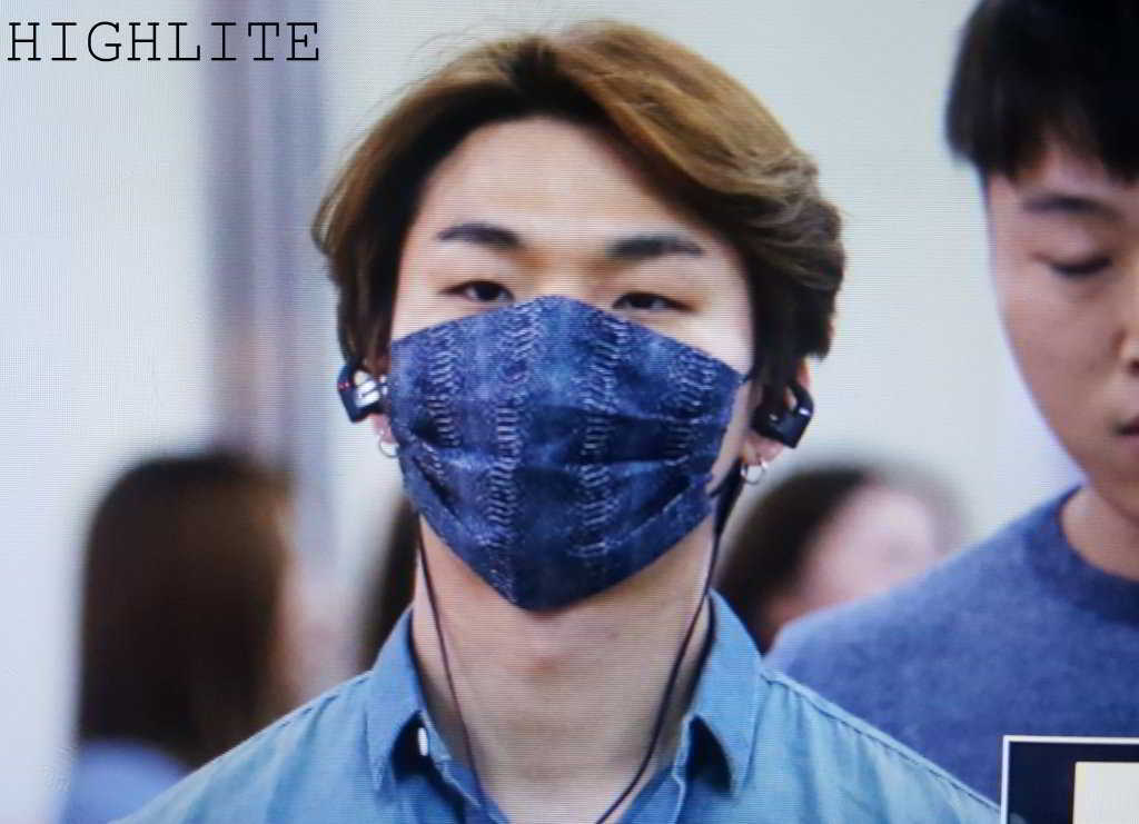 2016-05-06-06-48-58-daesung-and-taeyang-arrival-seoul-from-japan-2016-05-06-1