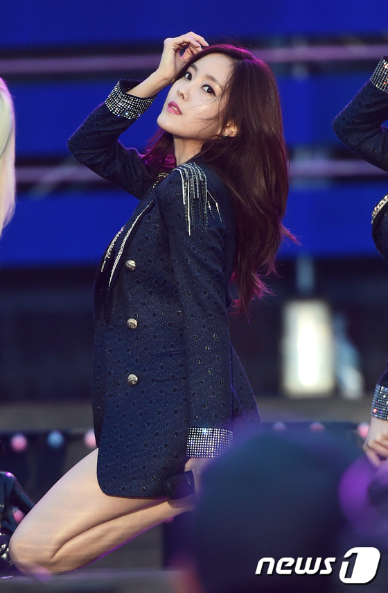 티아라 효민이 13일 오후 제주 종합경기장에서 열린 ‘케이 팝 인 제주(K-POP in jeju)’ 콘서트에 출연해 화려한 공연을 펼치고 있다.