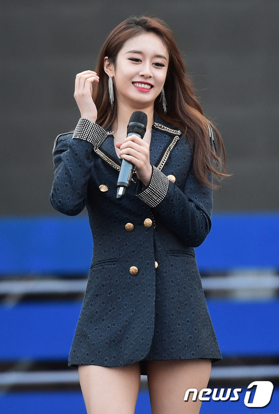티아라 지연이 13일 오후 제주 종합경기장에서 열린 ‘케이 팝 인 제주(K-POP in jeju)’ 콘서트에 출연해 인형 미소를 지으며 인사를 하고 있다.