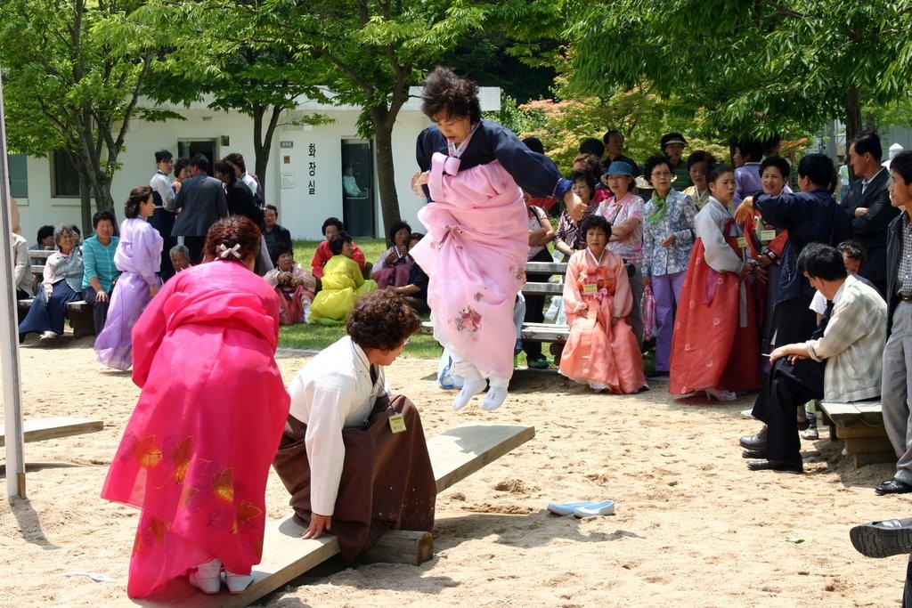 Korea-Andong-Dano_Festival-Seesawing-01