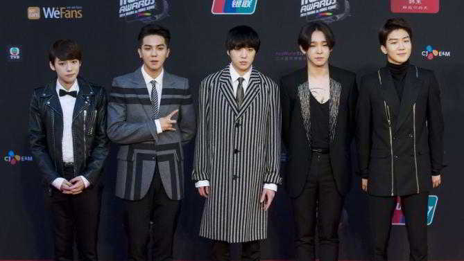 South Korean boy band Winner pose on the red carpet as they attend the 2014 Mnet Asian Music Awards (MAMA) in Hong Kong December 3, 2014. REUTERS/Tyrone Siu (CHINA - Tags: ENTERTAINMENT)