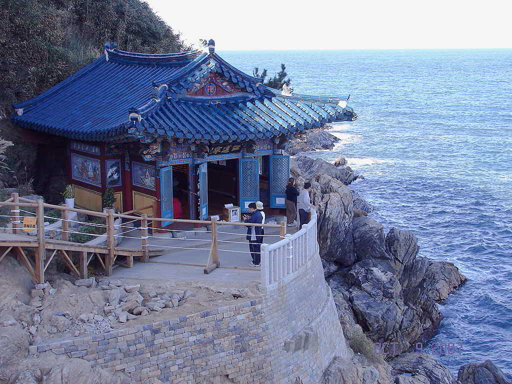 1024px-korea-naksansa_2137-07_hong_ryun_am