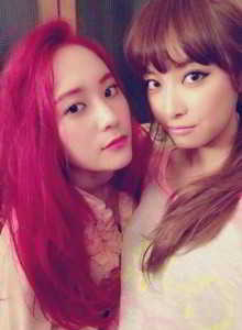 462361-fx-victoria-and-krystal-selca