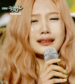Joy-crying-during-their-first-win-red-velvet-38339722-250-280