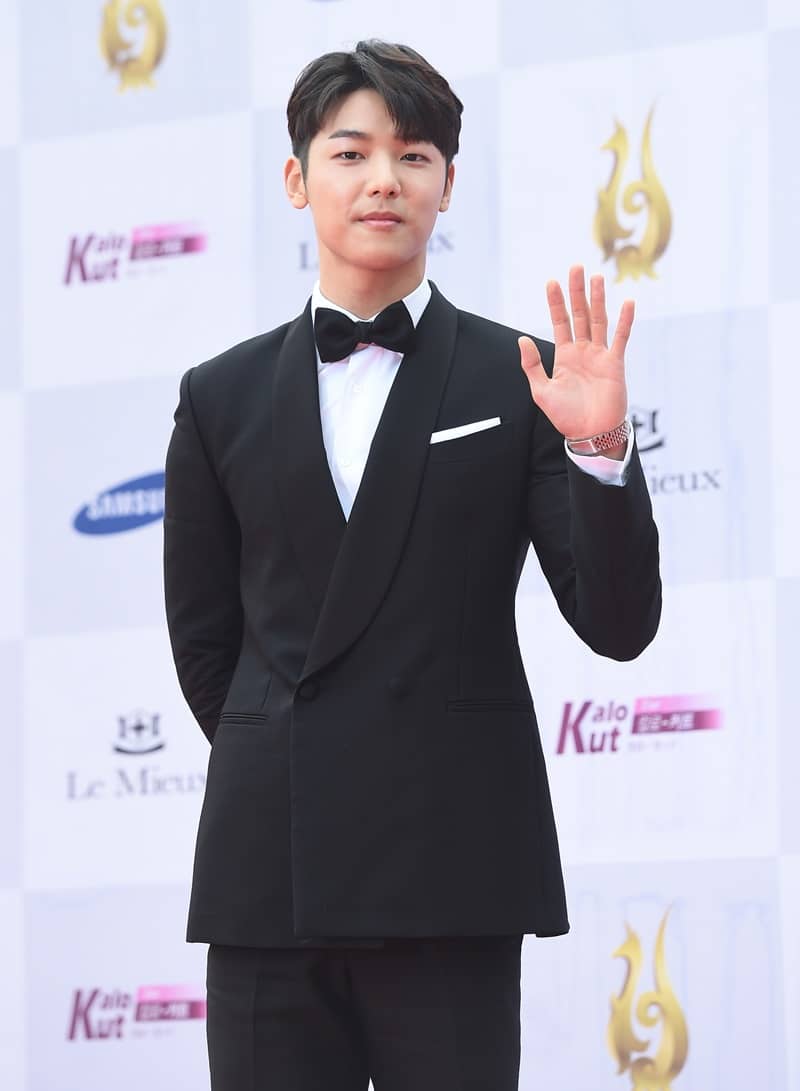 ¾¾¿£ºí·ç °­¹ÎÇõÀÌ 8ÀÏ ¿ÀÈÄ ¼­¿ï ¿©ÀÇµµ KBS°ø°³È¦¿¡¼­ ¿­¸° '¼­¿ï µå¶ó¸¶ ¾î¿öÁî 2016' ½Ã»ó½Ä ·¹µåÄ«Æê Çà»ç¿¡ Âü¼®ÇØ ÈÆÈÆÇÑ ¼ÕÁþÀ¸·Î ¸Å·ÂÀ» ¹ß»êÇÏ°í ÀÖ´Ù.