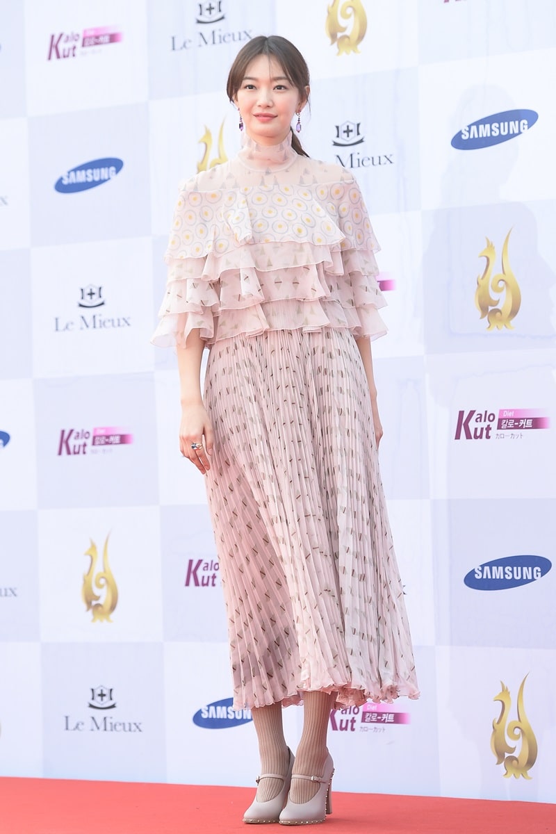 ¹è¿ì ½Å¹Î¾Æ°¡ 8ÀÏ ¿ÀÈÄ ¼­¿ï ¿©ÀÇµµ KBS°ø°³È¦¿¡¼­ ¿­¸° '¼­¿ï µå¶ó¸¶ ¾î¿öÁî 2016' ½Ã»ó½Ä ·¹µåÄ«Æê Çà»ç¿¡ Âü¼®ÇØ ¼öÁÝ°Ô Æ÷Áî¸¦ ÃëÇÏ°í ÀÖ´Ù.