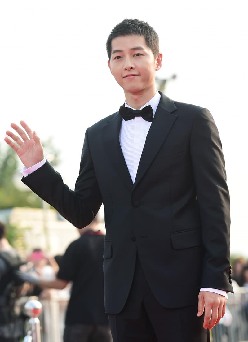 배우 송중기가 8일 오후 서울 여의도 KBS공개홀에서 열린 '서울 드라마 어워즈 2016' 시상식에 참석해 레드카펫을 밟고 있다.