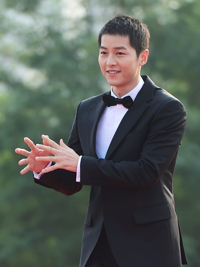 배우 송중기가 8일 오후 서울 여의도 KBS공개홀에서 열린 '서울 드라마 어워즈 2016' 시상식에 참석해 레드카펫을 밟으며 환호하는 팬들을 바라보며 꽃미소를 짓고 있다.