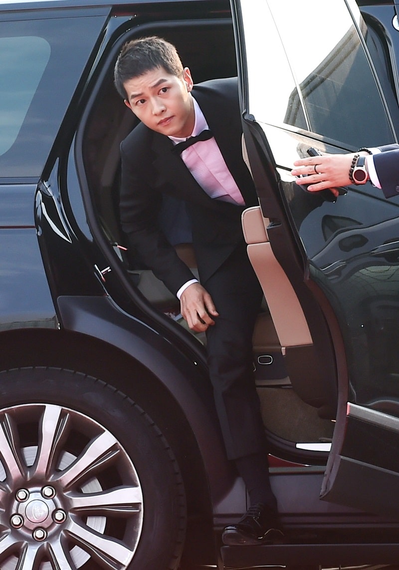 배우 송중기가 8일 오후 서울 여의도 KBS공개홀에서 열린 '서울 드라마 어워즈 2016' 시상식 레드카펫 행사에 참석하기 위해 차에서 내리고 있다.