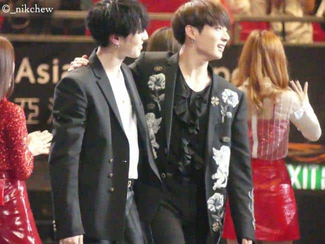 jungkook-friend-3-650x488