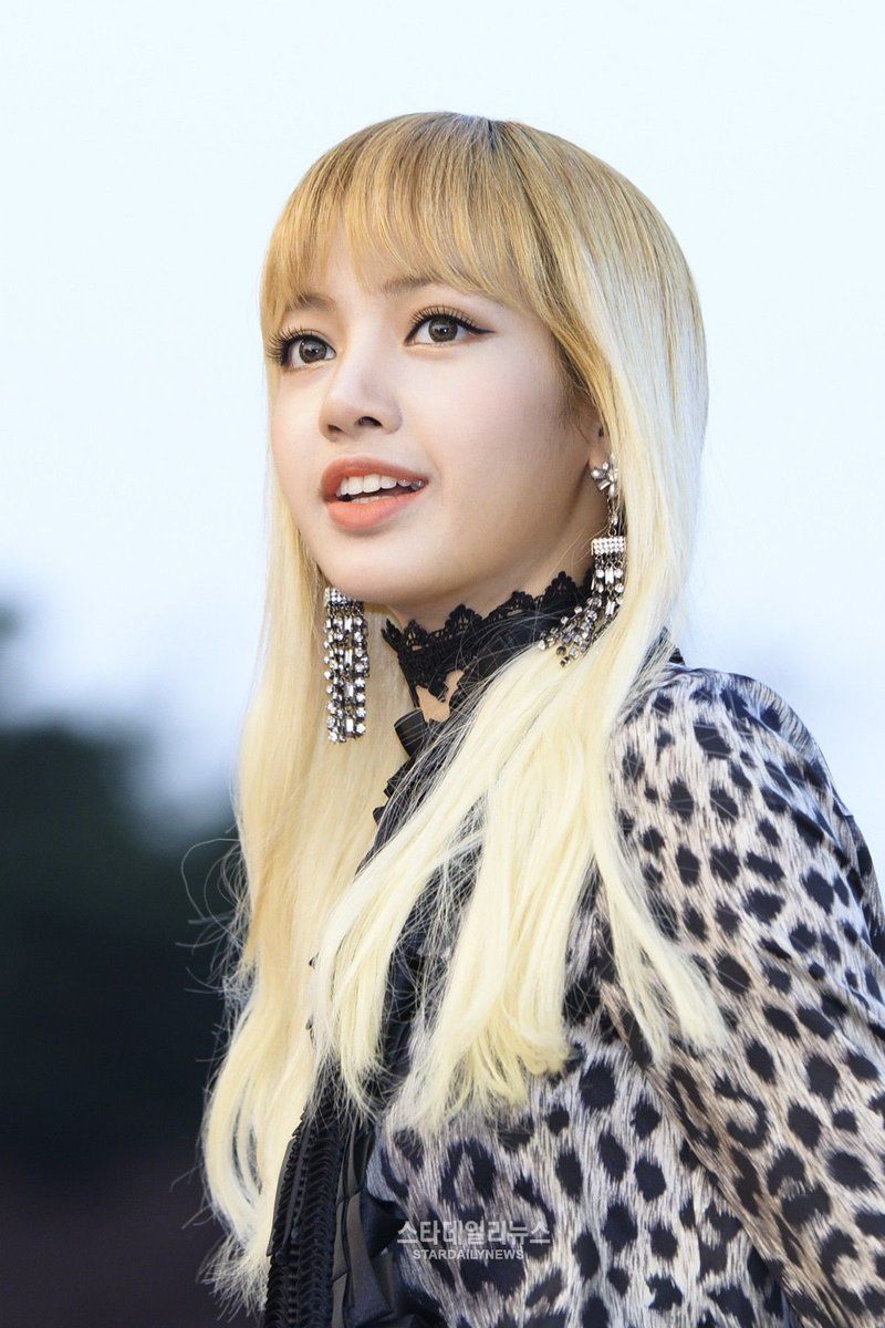 Blackpink Maknaesi Lisa Nin Yuruyen Oyuncak Bebek Gibi Oldugu 29 An Korezin Blackpink Maknaesi Lisa Nin Yuruyen Oyuncak Bebek Gibi Oldugu 29 An Korezin