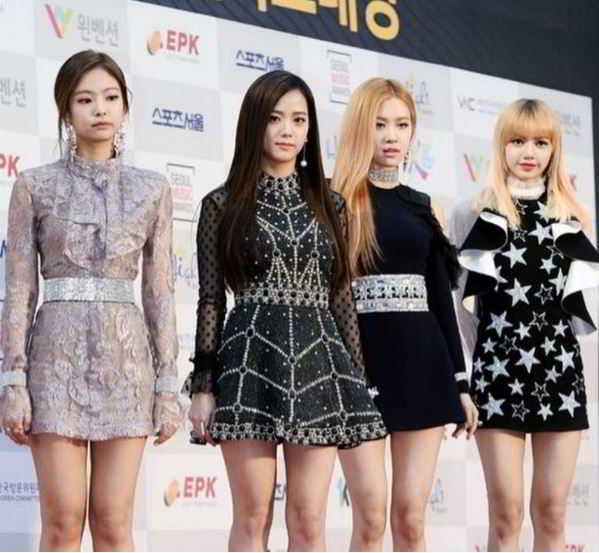Netizenler Yg Entertainment In Jennie Yi Blackpink De Nasil Daha Fazla One Cikmasini Sagladigini Tartisiyor Korezin