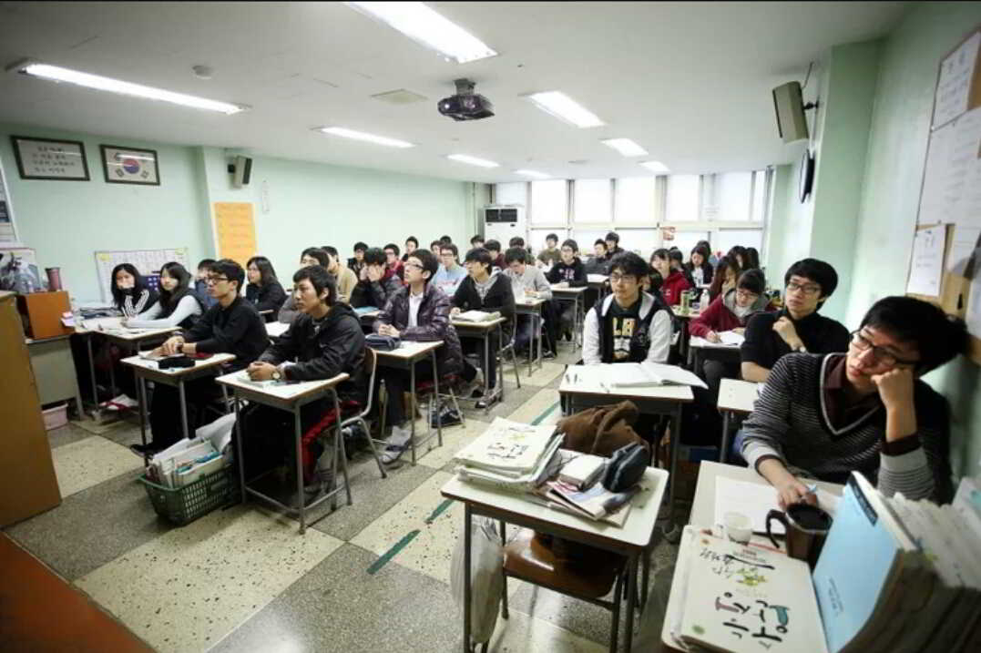 Сколько лет школы в корее. Южная Корея школа Хесан. Школы Южной Кореи старшая школа. Старшая школа в Южной Корее. Хёсан Южная Корея старшая школа.
