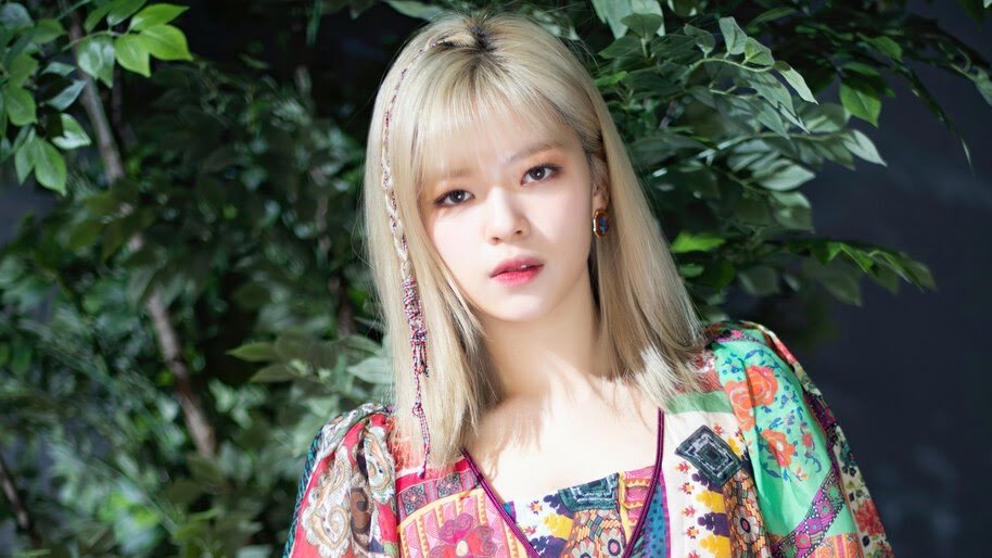 Jeongyeon's Blonde Hair Fashion: Outfit Ideas to Complement Your Hair - wide 9